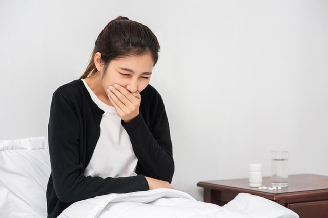 髄膜炎菌性髄膜炎はどれくらい危険ですか？人から人へ感染しますか？ - 写真1。