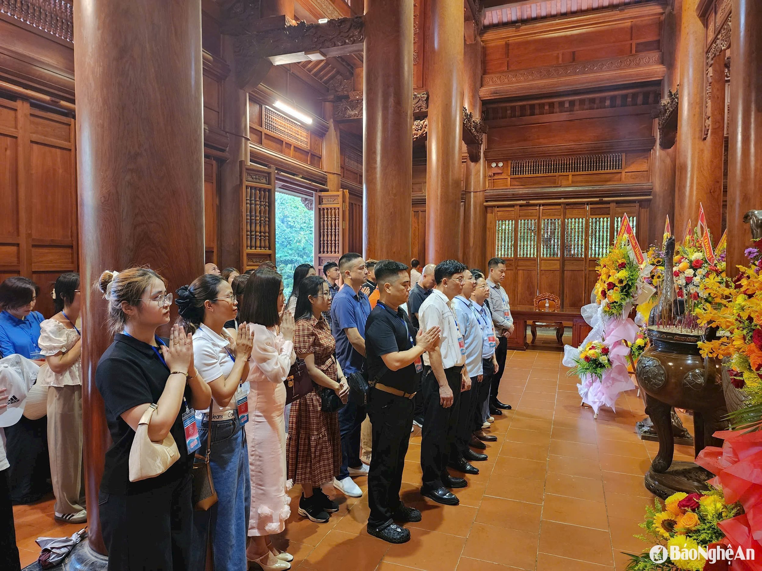 គណៈប្រតិភូ​បាន​ប្រារព្ធ​ពិធី​មួយ​នៅ​រមណីយដ្ឋាន​ព្រះ​បរម​សារីរិកធាតុ Kim Lien។