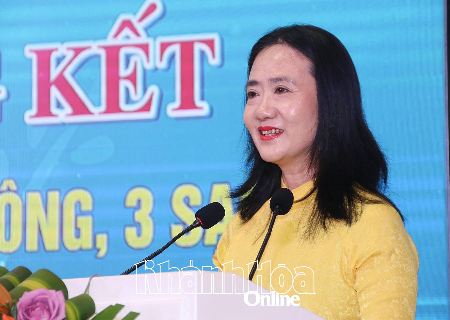 Bà Nguyễn Quỳnh Nga - Chủ tịch Hội LHPN tỉnh phát biểu khai mạc hội nghị.