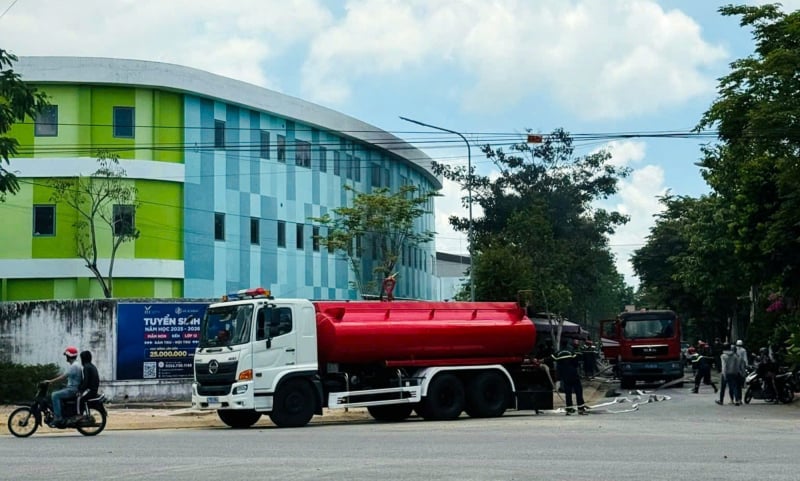 Gần 20 xe máy trong Trường quốc tế IEC Quảng Ngãi bị thiêu rụi giữa trưa -0