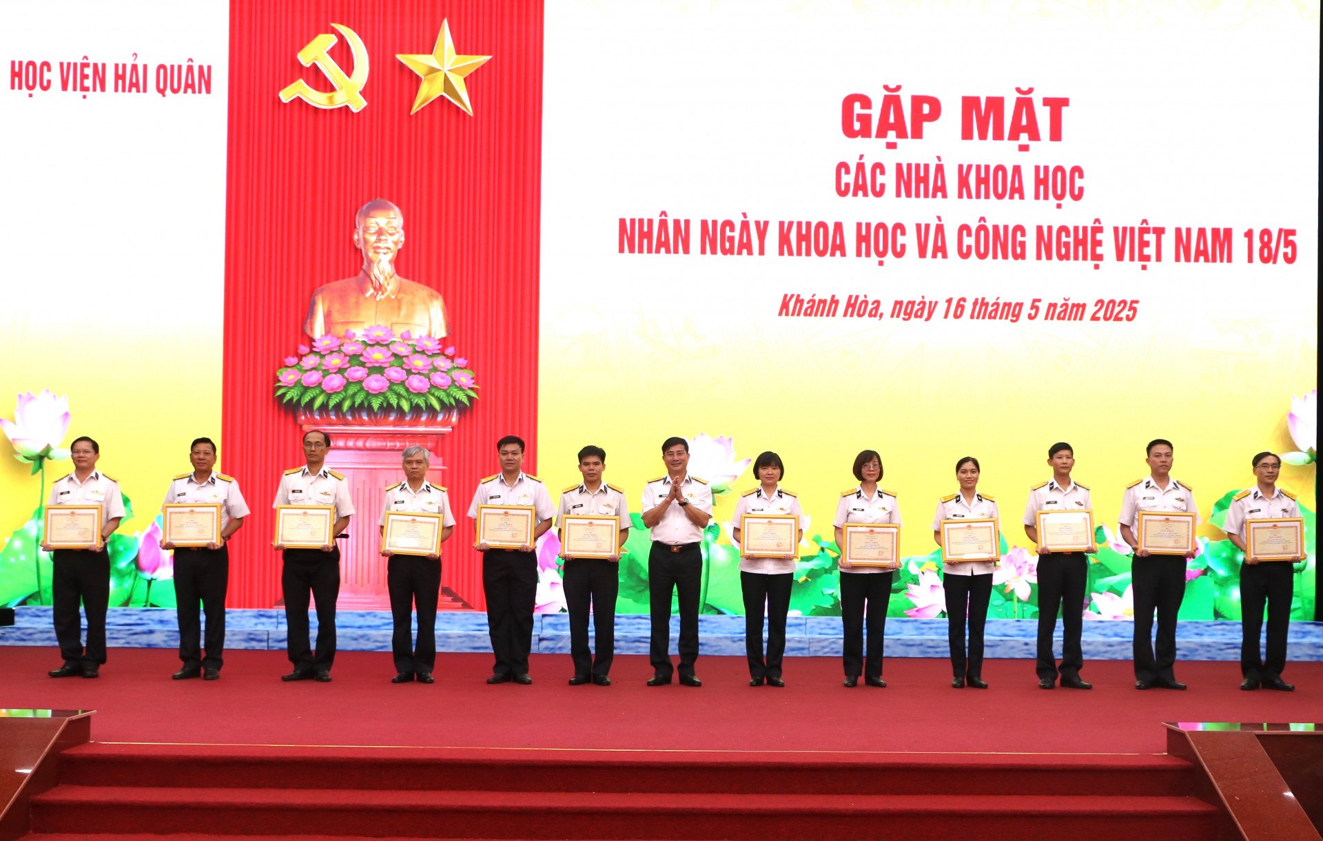 Đại tá Hồ Thanh Hòa trao thưởng cho các tập thể, cá nhân có thành tích tốt trong nghiên cứu khoa học năm 2025.