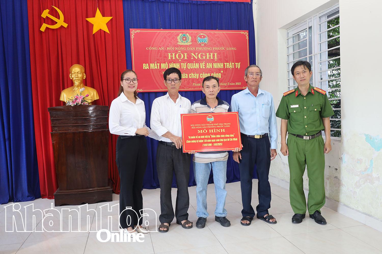 Đại diện tổ dân phố 1 Phước Thái tiếp nhận mô hình. 