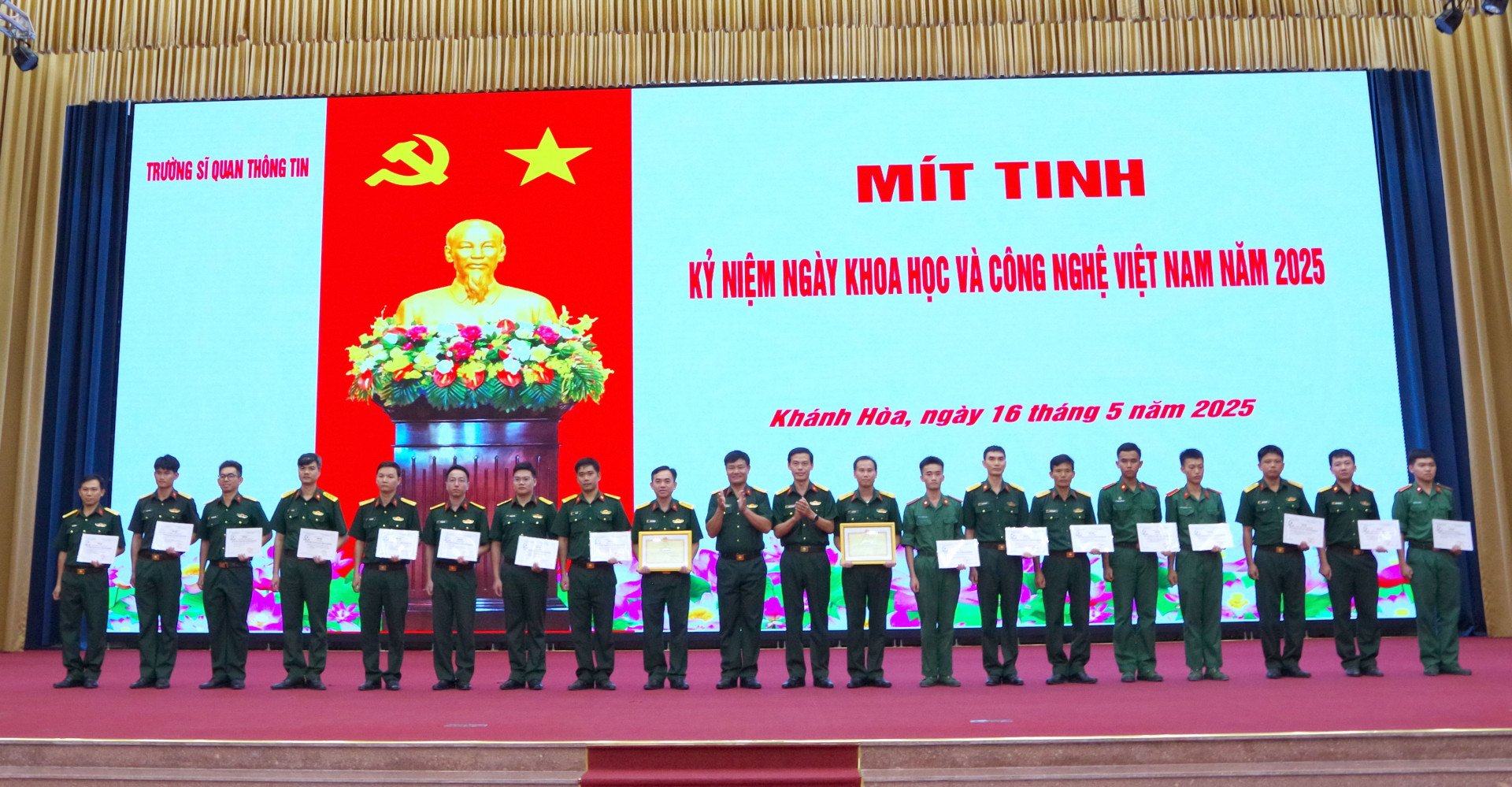 នាយកសាលាបានប្រគល់រង្វាន់ដល់ក្រុម និងបុគ្គលដែលមានសមិទ្ធិផលល្អក្នុងកម្មវិធីប្រកួតប្រជែងច្នៃប្រឌិតវិទ្យាសាស្ត្រ និងបច្ចេកវិទ្យា។