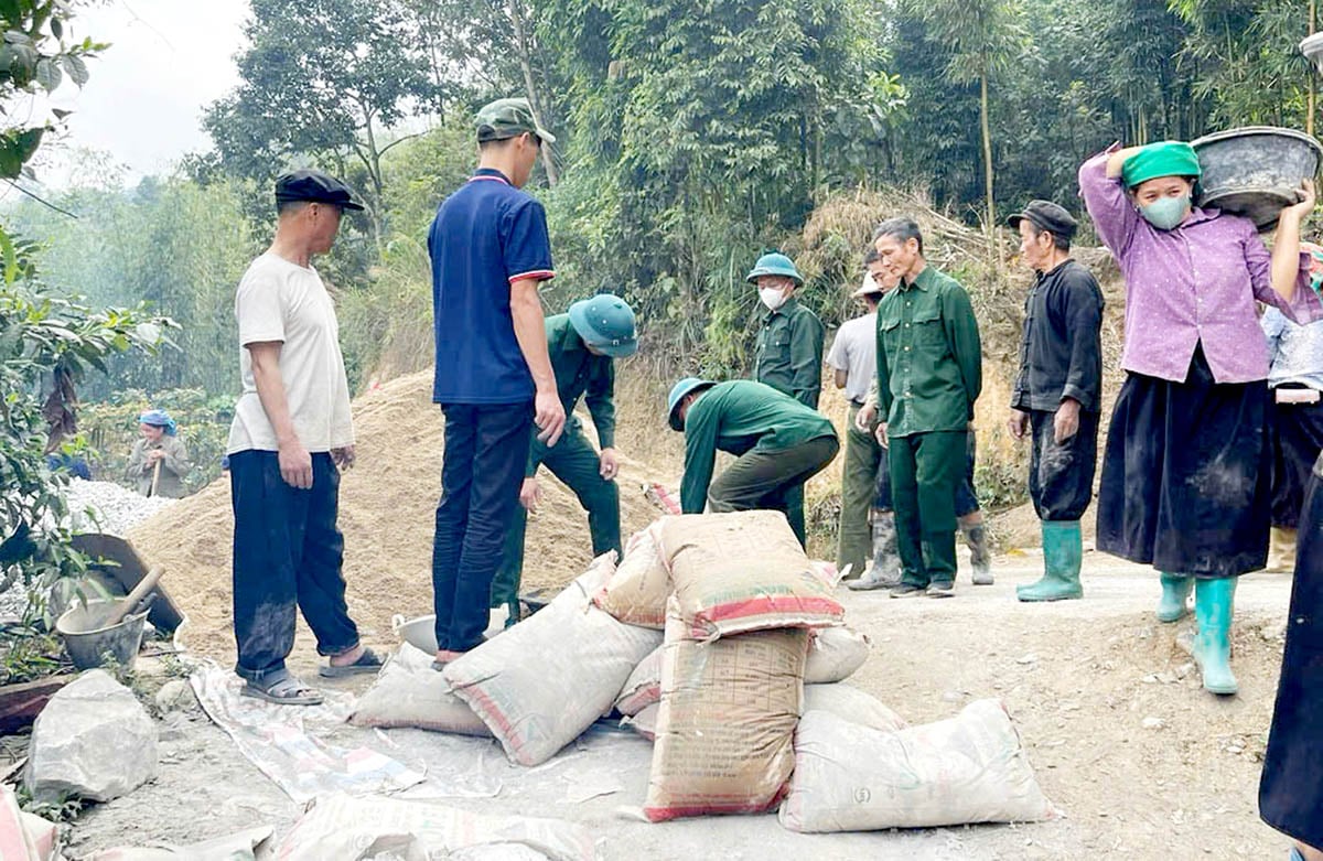 Hội viên Hội CCB huyện Yên Minh và người dân giúp Cựu chiến binh Tháng A Lèng, thôn Tu Đoóc, xã Đông Minh vận chuyển vật liệu xây nhà mới.