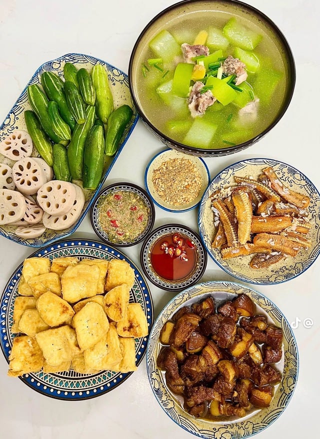 Mâm cơm gia đình cho mùa hè vừa dễ nấu lại tiết kiệm thời gian - Ảnh 1.