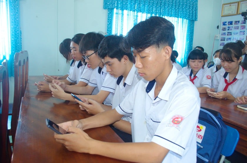 Các em học sinh Trường THCS Nguyễn Mai, tham gia Cuộc thi thi trực tuyến ATGT học đường.
