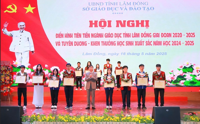 Lâm Đồng tuyên dương học sinh xuất sắc và điển hình tiên tiến ngành Giáo dục - Ảnh 1.