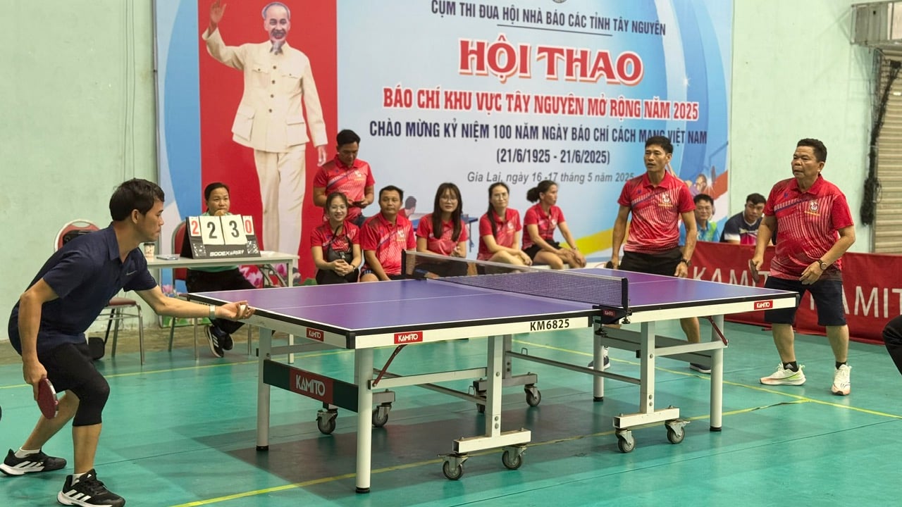Một pha tranh tài kịch tính ở nội dung đôi nam bóng bàn giữa VĐV Hội Nhà báo tỉnh Phú Yên và VĐV Hội Nhà báo tỉnh Gia Lai. Ảnh: HÀ MY