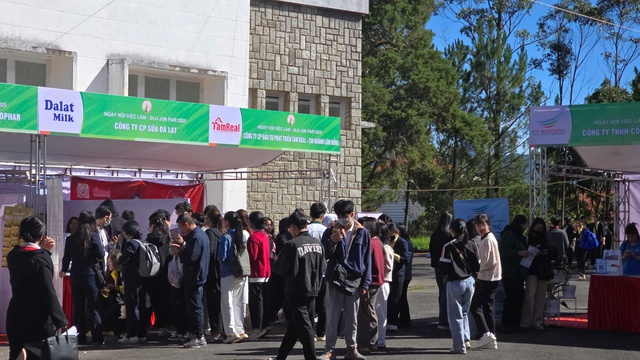 Hàng ngàn sinh viên đến với ngày hội việc làm – DLU Job Fair 2025 - Ảnh 4.