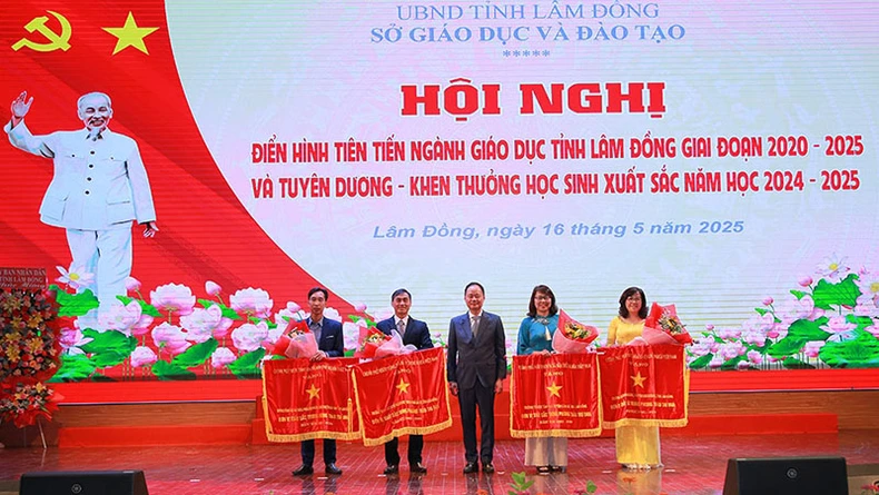 Lam Dong ផ្តល់កិត្តិយសដល់សិស្សពូកែ និងសិស្សពូកែធម្មតាក្នុងវិស័យអប់រំសម្រាប់ឆ្នាំ ២០២០-២០២៥ រូបថត ២