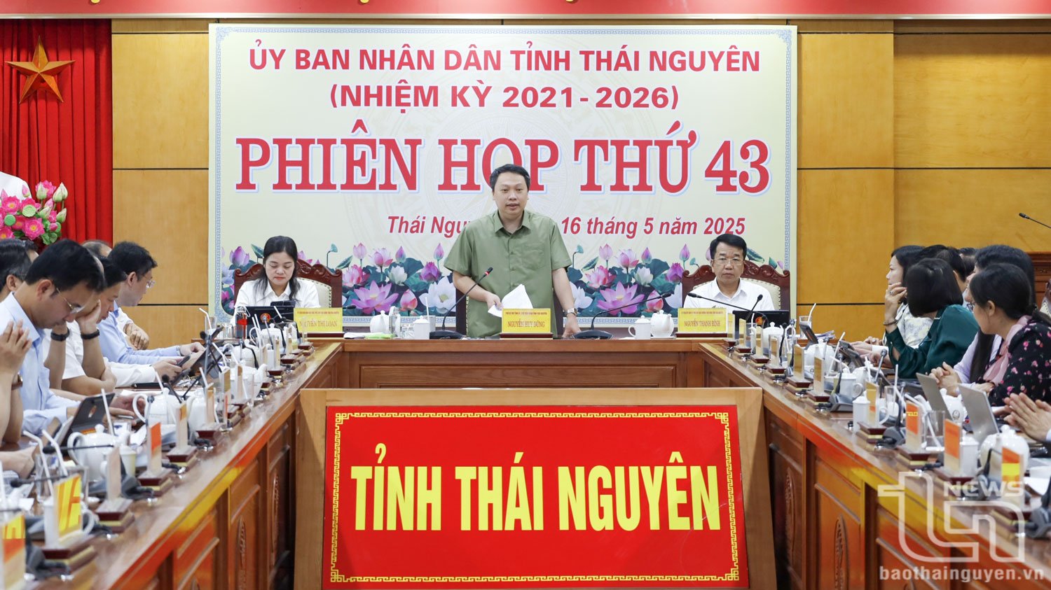 សមមិត្ត Nguyen Huy Dung អនុលេខាគណៈកម្មាធិការបក្សខេត្ត ប្រធានគណៈកម្មាធិការប្រជាជនខេត្តបានសង្កត់ធ្ងន់ក្នុងកិច្ចប្រជុំ។