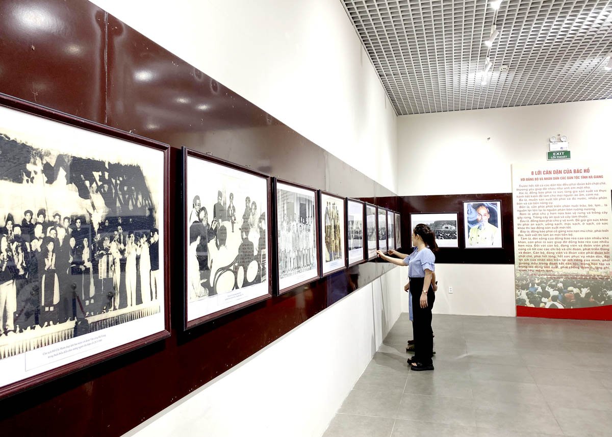Tại không gian trưng bày 40 bức ảnh của Bác Hồ tại Hà Giang.