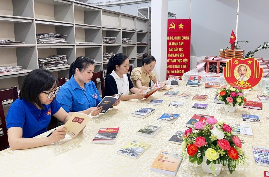 Độc giả đọc sách tại gian trưng bày của thư viện