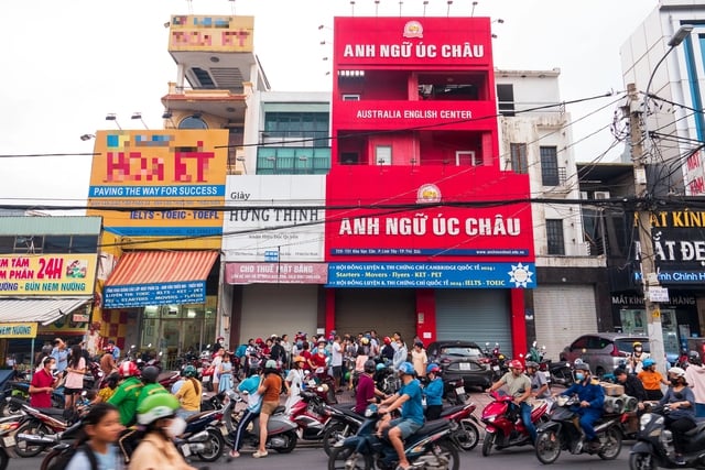 Thu hàng tỉ đồng, trung tâm tiếng Anh 'sửa chữa' rồi mất tăm, phụ huynh tá hỏa - Ảnh 3.
