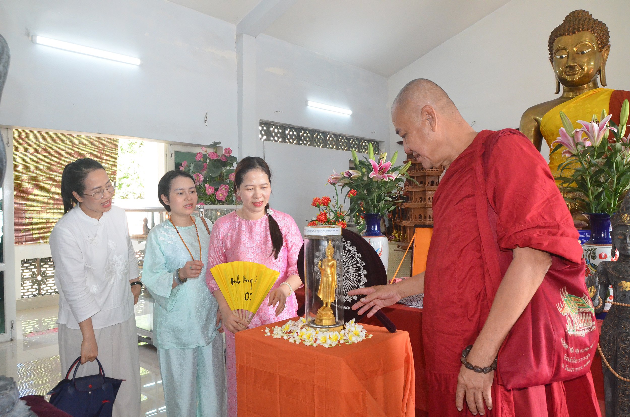 Thượng tọa Thích Giác Trí, Phó Ban Trị sự Giáo hội Phật giáo tỉnh, Trụ trì chùa Hộ Pháp, giới thiệu tượng Phật bằng vàng do Quốc vương Thái Lan tặng vào năm 2009.