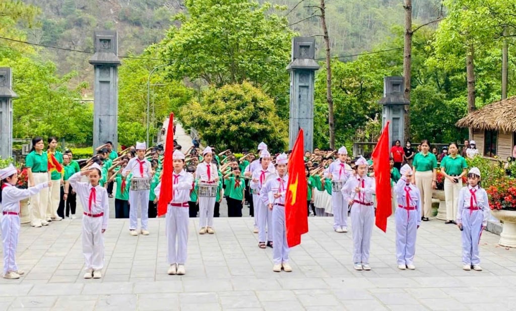  Trường Tiểu học Tân An (Thành phố) tổ chức hoạt động về “địa chỉ đỏ” Khu Di tích lịch sử Kim Đồng, xã Trường Hà (Hà Quảng).
