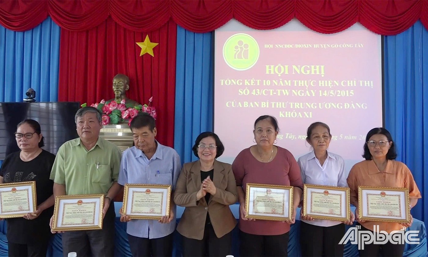 Khen thưởng các tập thể, cá nhân tại hội nghị