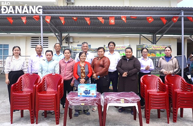 The Vietnam Fatherland Front Committee of Hoa Hai Ward (Ngu Hanh Son District) presented livelihoods to poor and near-poor households in 2025. Photo: LAMPHUONG
