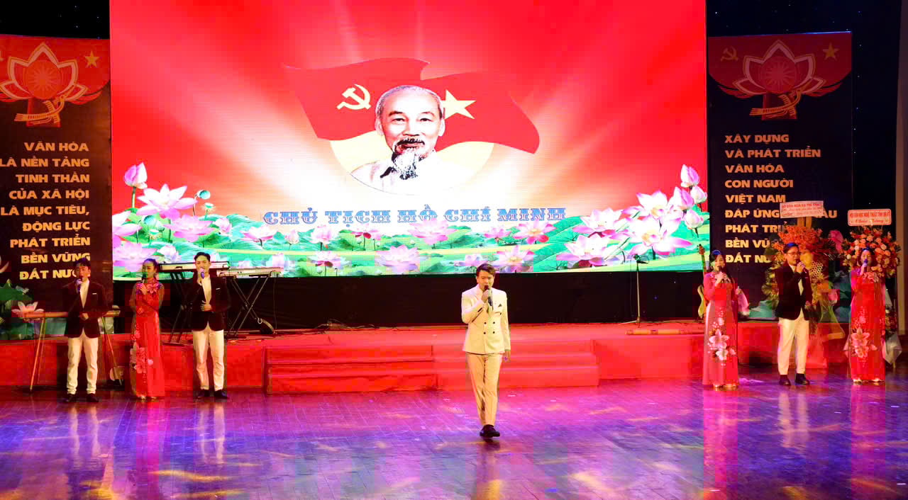 តារាចម្រៀង Cong Tuan សម្តែងបទចម្រៀង