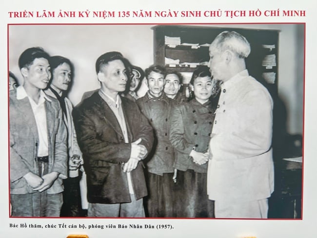 Trưng bày những hình ảnh quý giá về Chủ tịch Hồ Chí Minh qua triển lãm ảnh &quot;Rạng rỡ tên Người&quot; - Ảnh 6.