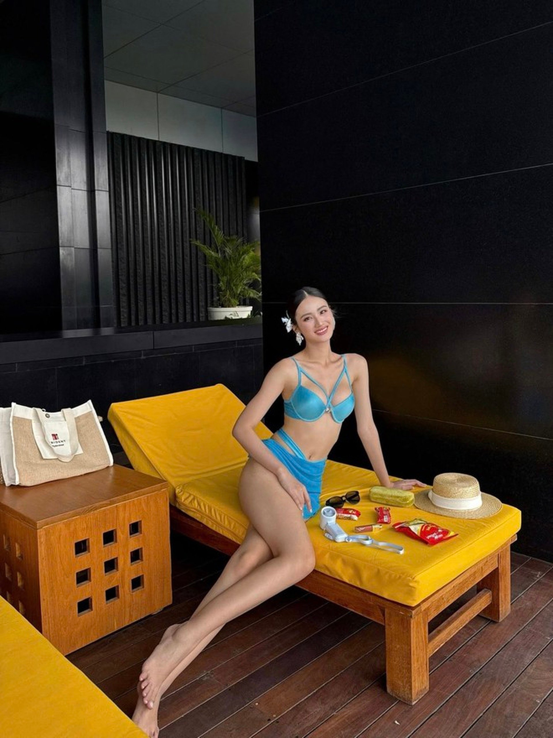 Hoa hậu Ý Nhi diện áo tắm, mang phong cách tinh tế đến Hoa hậu Thế giới - 1