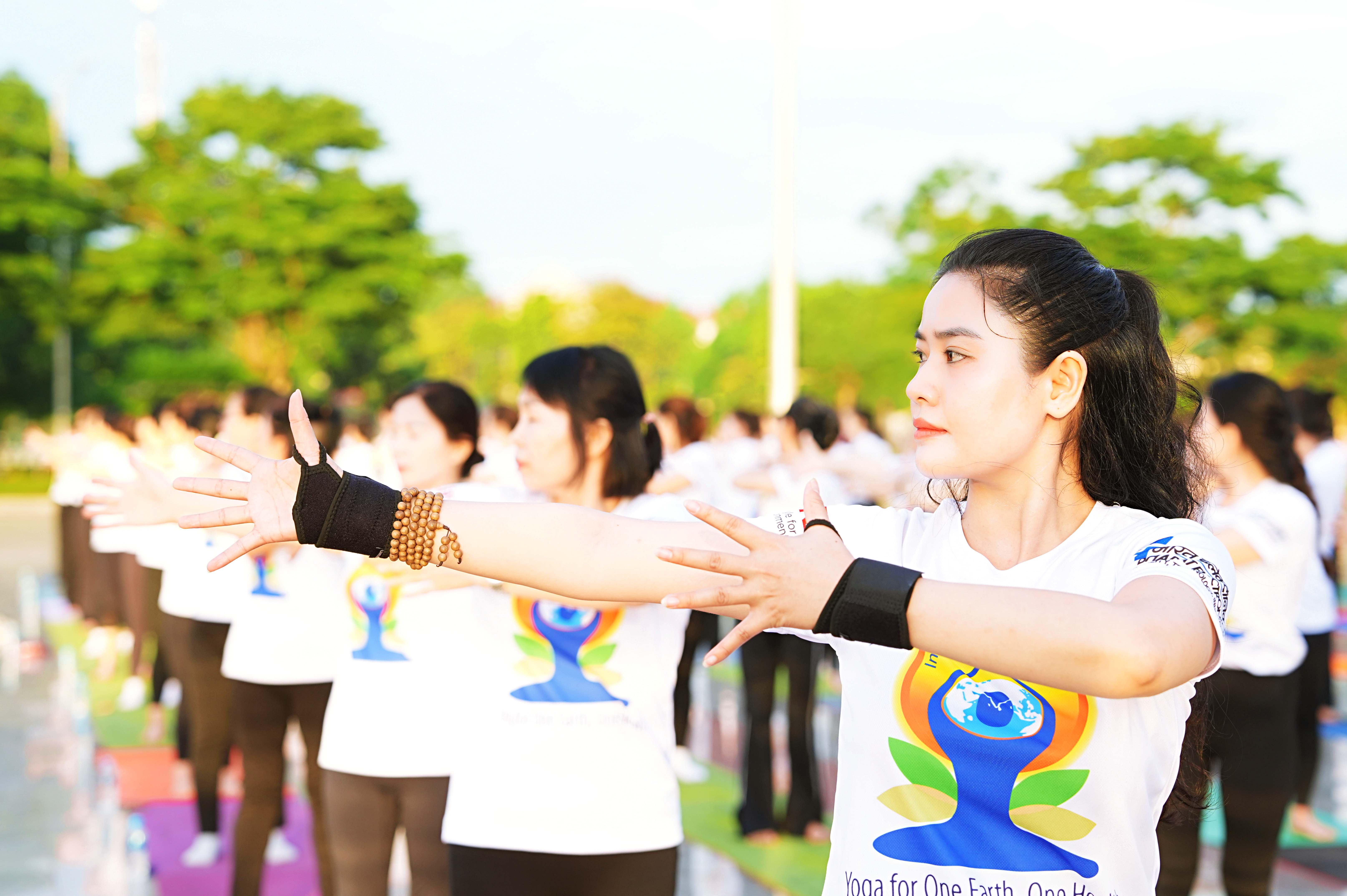 Gần 1.000 người đồng diễn hưởng ứng Ngày Quốc tế Yoga năm 2025