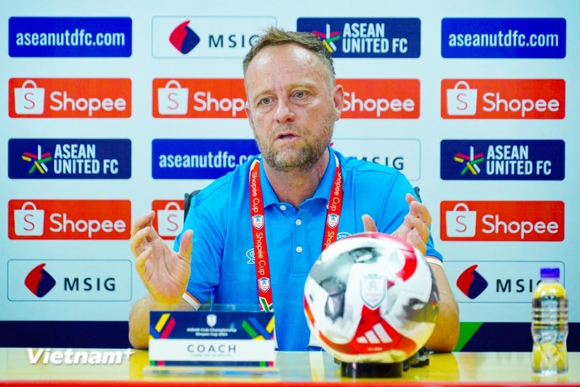 โค้ชมาโน่ พอลคิง และ ตำรวจฮานอย ตั้งเป้าคว้าแชมป์ Shopee Cup 2024-2025 (ภาพ: เวียด อันห์/เวียดนาม+)