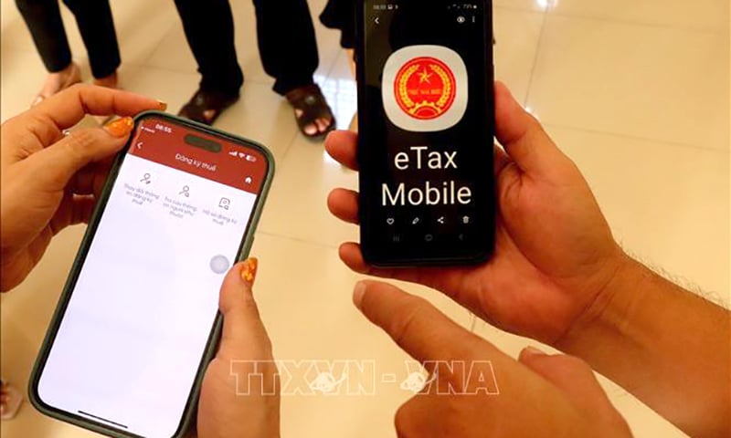 Người nộp thuế dùng ứng dụng eTax Mobile, ứng dụng Thuế điện tử dành cho cá nhân để kiểm tra thông tin trên Tờ khai quyết toán thuế TNCN gợi ý do hệ thống công nghệ thông tin của ngành Thuế tự động tạo lập. Ảnh: Thu Hiền/TTXVN