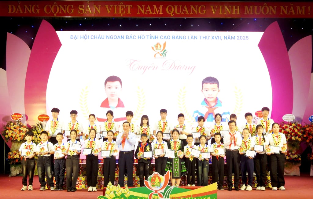 Phó Bí thư Thường trực Tỉnh ủy Triệu Đình Lê và Trưởng Ban Tuyên giáo và Dân vận Tỉnh ủy Bế Thanh Tịnh trao thưởng tuyên dương các cháu ngoan Bác Hồ cấp tỉnh năm 2025.