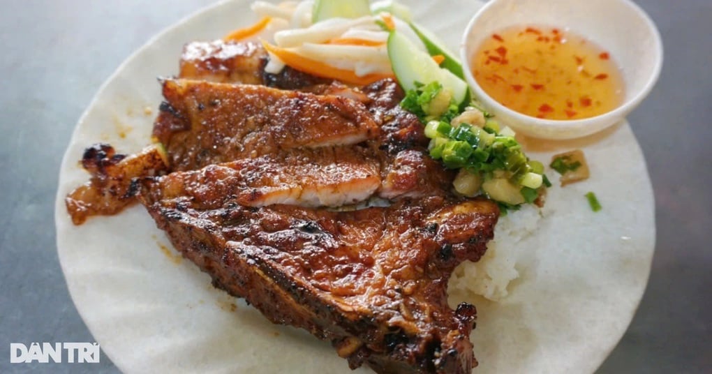 Dĩa cơm tấm khổng lồ khiến khách Tây mê mẩn khi trở lại TPHCM - 3