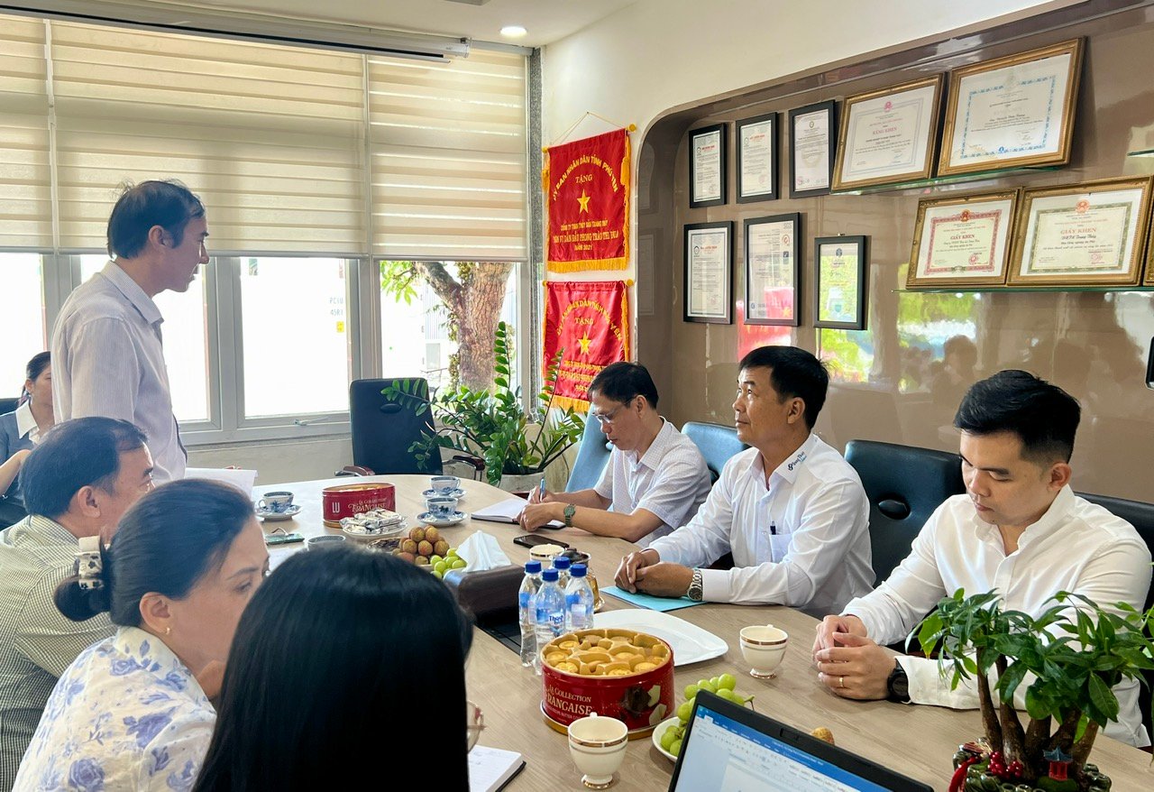 Buổi làm việc của Tổ công tác liên ngành tại Công ty TNHH Thủy sản Trang Thủy (KCN An Phú, TP Tuy Hòa). Ảnh: KHANG ANH