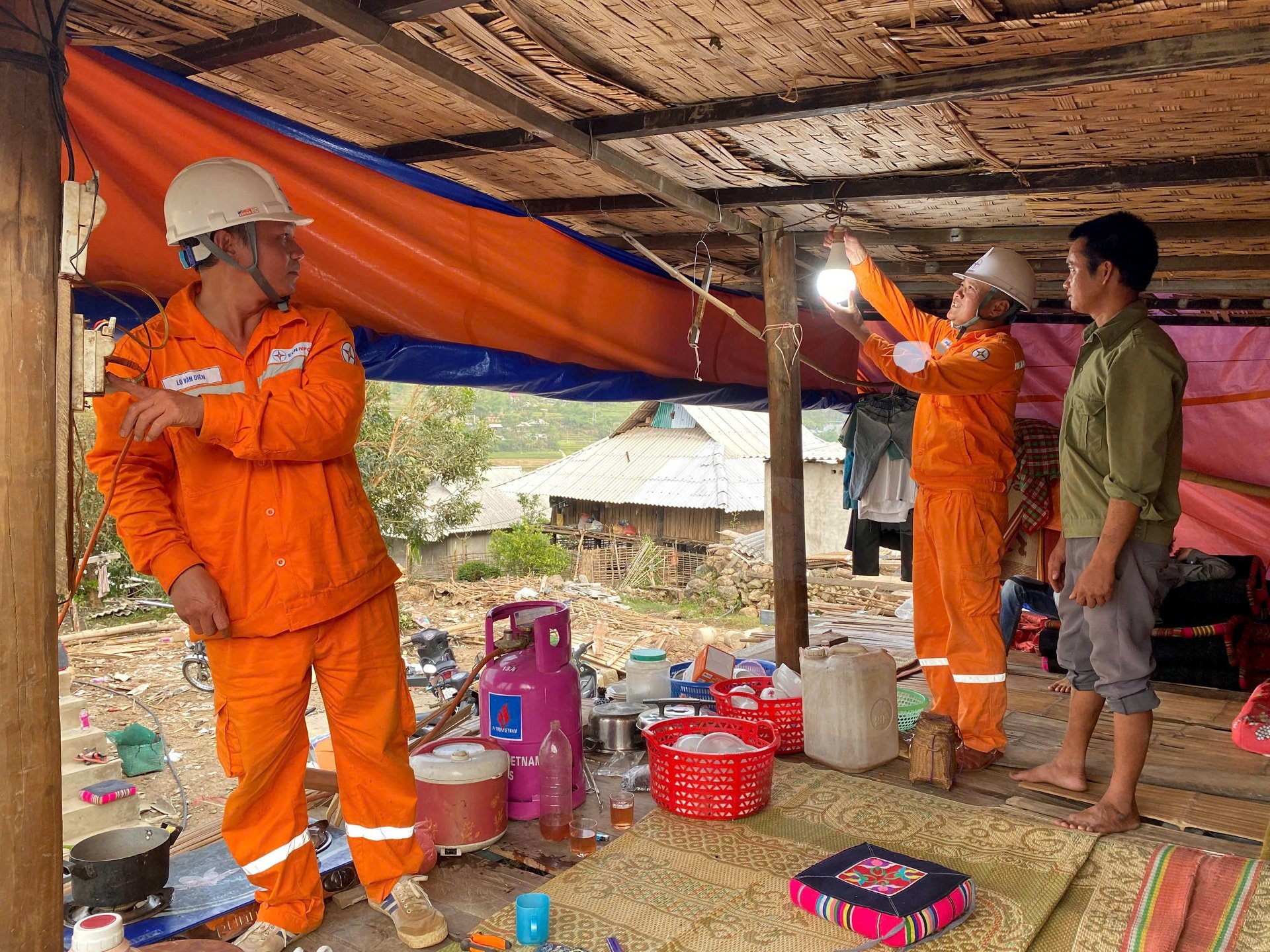 Cán bộ Điện lực Than Uyên kiểm tra đường điện hộ dân bị ảnh hưởng bởi thiên tai nhằm đảm bảo an toàn nhu cầu sinh hoạt. 