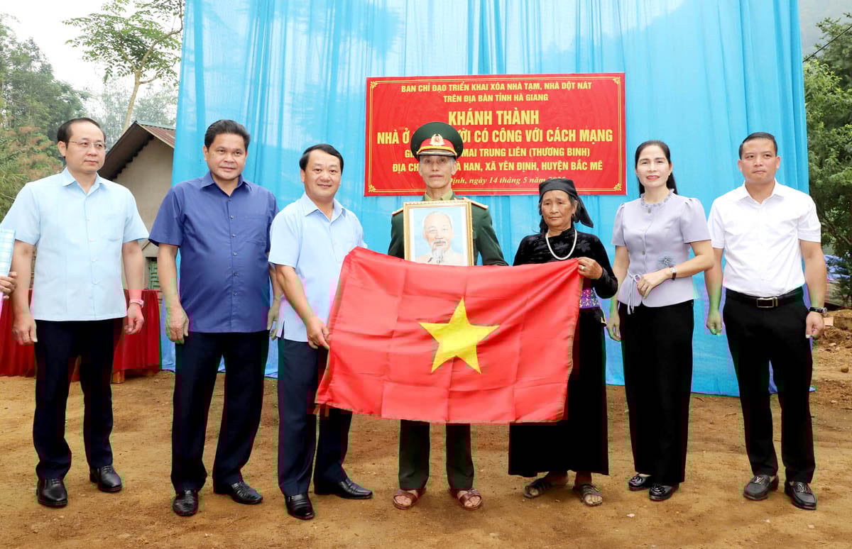 Bí thư Tỉnh ủy Hầu A Lềnh tặng chân dung Bác Hồ và Cờ Tổ quốc cho gia đình thương binh Mai Trung Liên