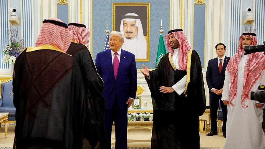 Sau hơn 100 ngày chật vật, Tổng thống Donald Trump “dội vốn” về Mỹ từ Vùng Vịnh