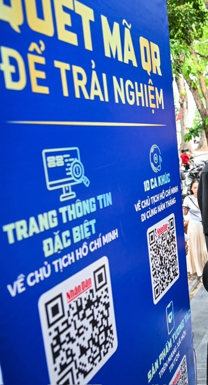 Thông qua mã QR, người xem có thể “chạm” vào những hiện vật vô giá về Bác Hồ (ảnh PVND).