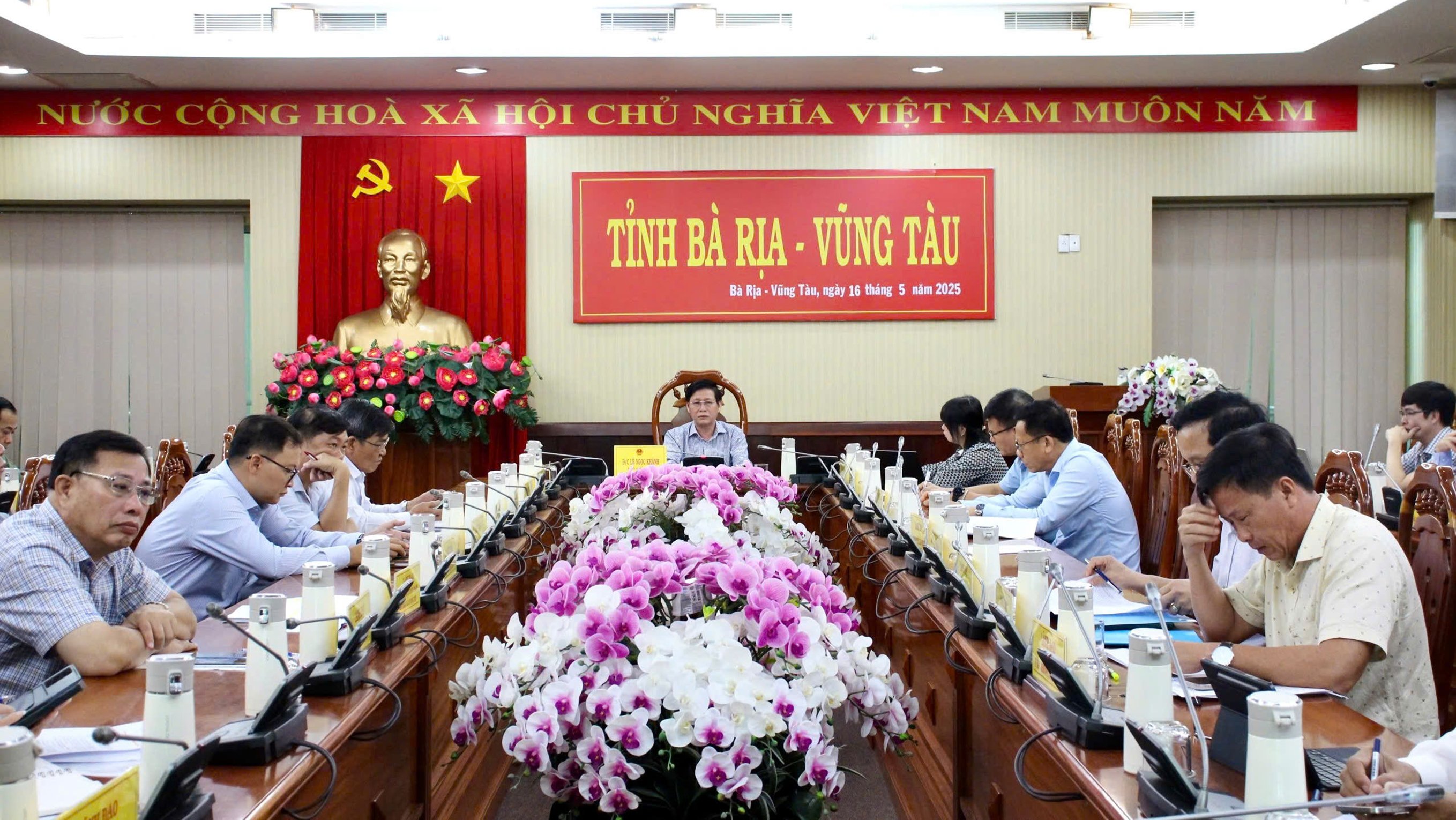 Phó Chủ tịch UBND tỉnh Lê Ngọc Khánh chủ trì cuộc họp.