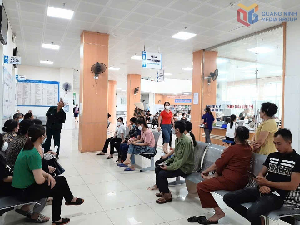 ប្រជាជន​រង់ចាំ​ចុះឈ្មោះ​ពិនិត្យ​សុខភាព​នៅ​មណ្ឌល​ពេទ្យ​ស្រុក Hai Ha