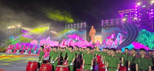 Màn biểu diễn trống hội Học viện CSND tại lễ hội.