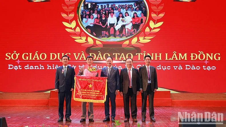 Lam Dong ផ្តល់កិត្តិយសដល់សិស្សពូកែ និងសិស្សពូកែធម្មតាក្នុងវិស័យអប់រំសម្រាប់ឆ្នាំ ២០២០-២០២៥ រូបថត ៣