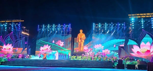 Tượng đài &quot;Bác Hồ về thăm quê&quot;.