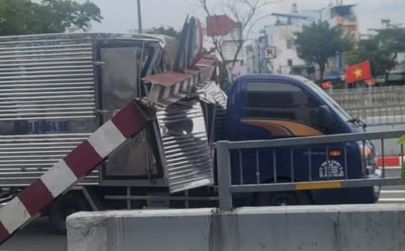 Xe tải lại tông sập thanh chắn giới hạn chiều cao hầm chui cầu Phạm Văn Chí -1