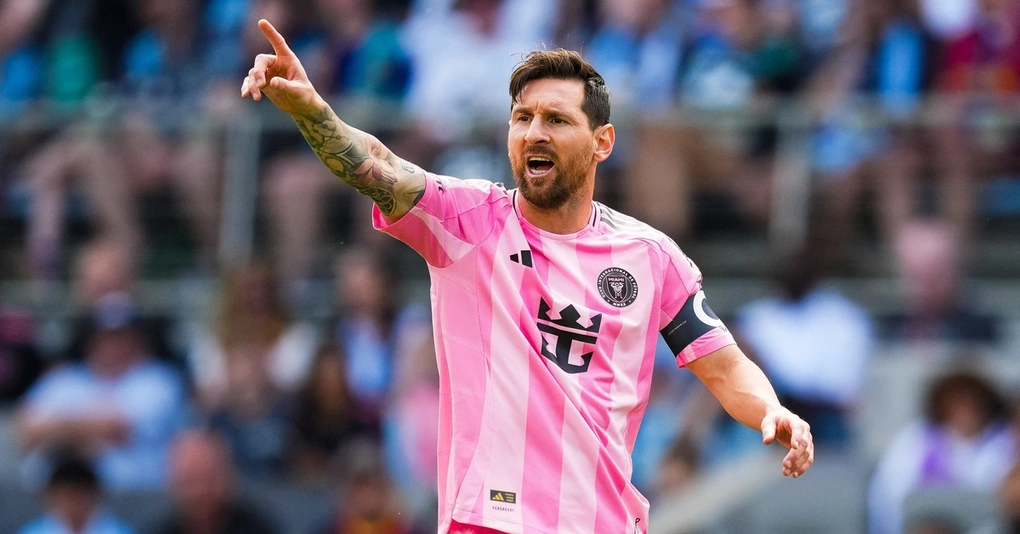 C.Ronaldo vô địch về kiếm tiền, cho Messi hít khói - 2