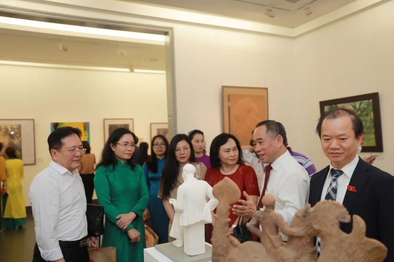 Những dấu ấn đặc biệt Chủ tịch Hồ Chí Minh qua nghệ thuật tạo hình -0