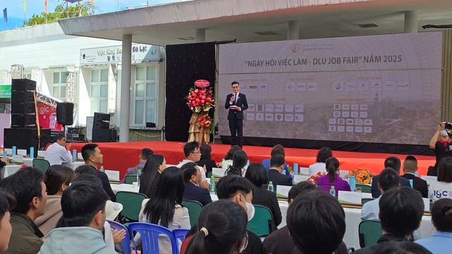 Hàng ngàn sinh viên đến với ngày hội việc làm – DLU Job Fair 2025 - Ảnh 1.