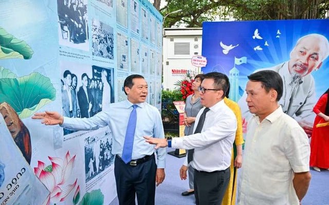 Nhan Dan Newspaper opens exhibition celebrating 135th birthday of President Ho Chi Minh - Photo 1.