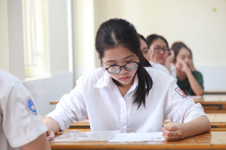 Nhiều phụ huynh Hà Nội ví việc chọn trường vào lớp 10 công lập cho con như chơi xổ số. (Ảnh minh hoạ)