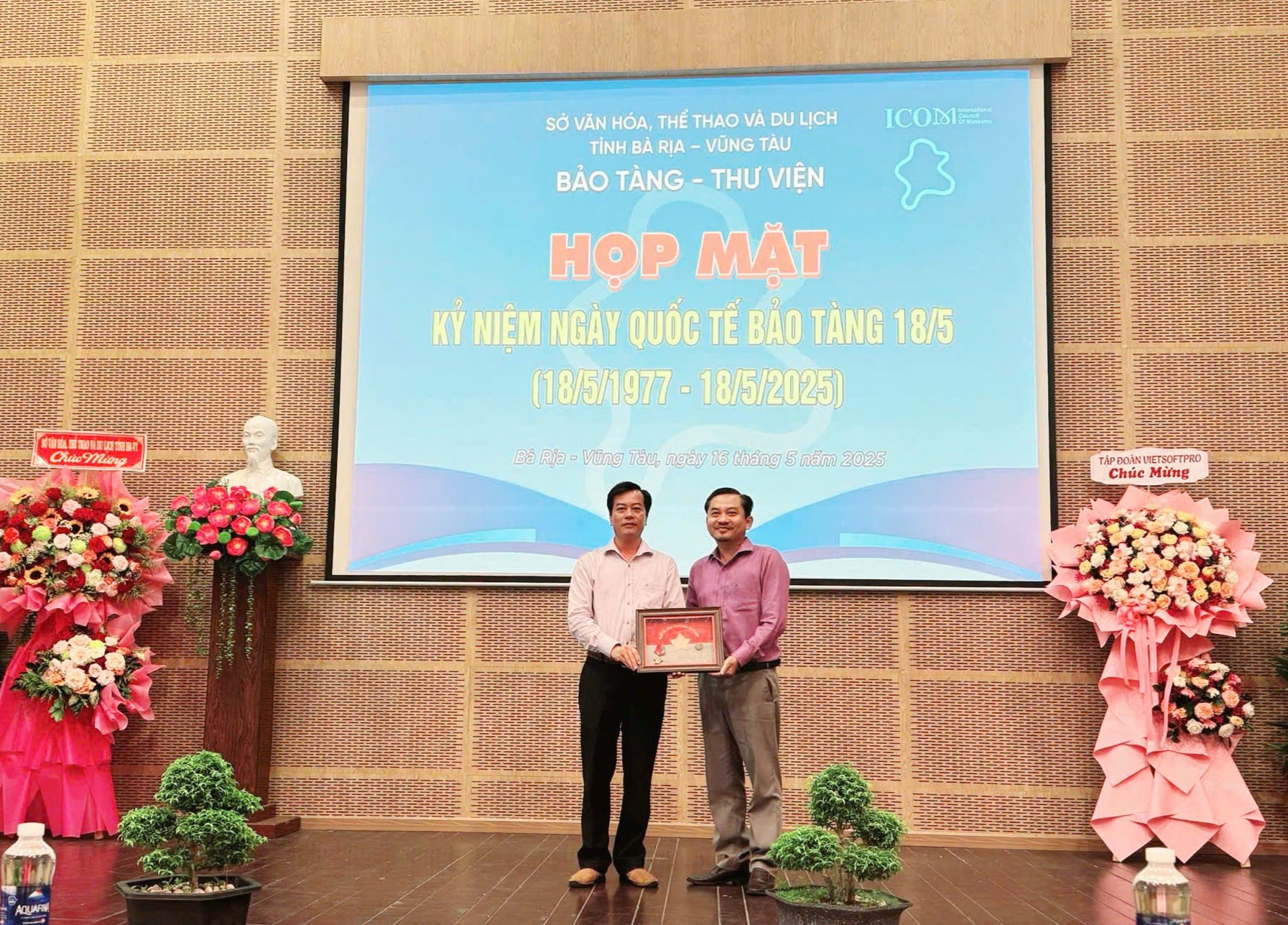 Nhà sưu tập Trần Lập trao hiện vật đến đại diện Bảo tàng-Thư viện tỉnh.