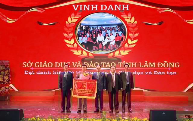 Lâm Đồng tuyên dương học sinh xuất sắc và điển hình tiên tiến ngành Giáo dục - Ảnh 3.