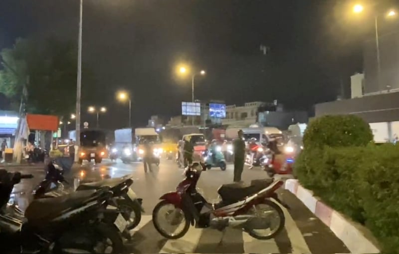 Lửa bùng phát, khách hàng tháo chạy khỏi cửa hàng Thế giới di động  -0