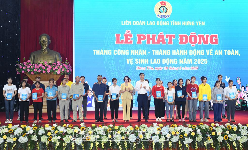 Phó Chủ tịch Tổng LĐLĐ Việt Nam Ngọ Duy Hiểu và Trưởng ban Tuyên giáo và Dân vận Tỉnh ủy Quách Thị Hương trao quà tặng đoàn viên, người lao động có hoàn cảnh khó khăn